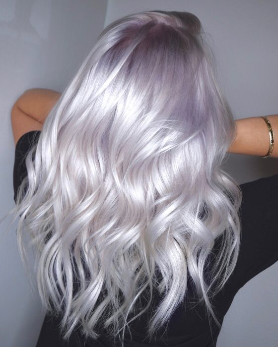 Chica con el cabello teñido de color lavanda con una combinación de rubio 