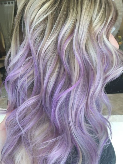 Chica con el cabello teñido de color lavanda con una combinación de rubio 