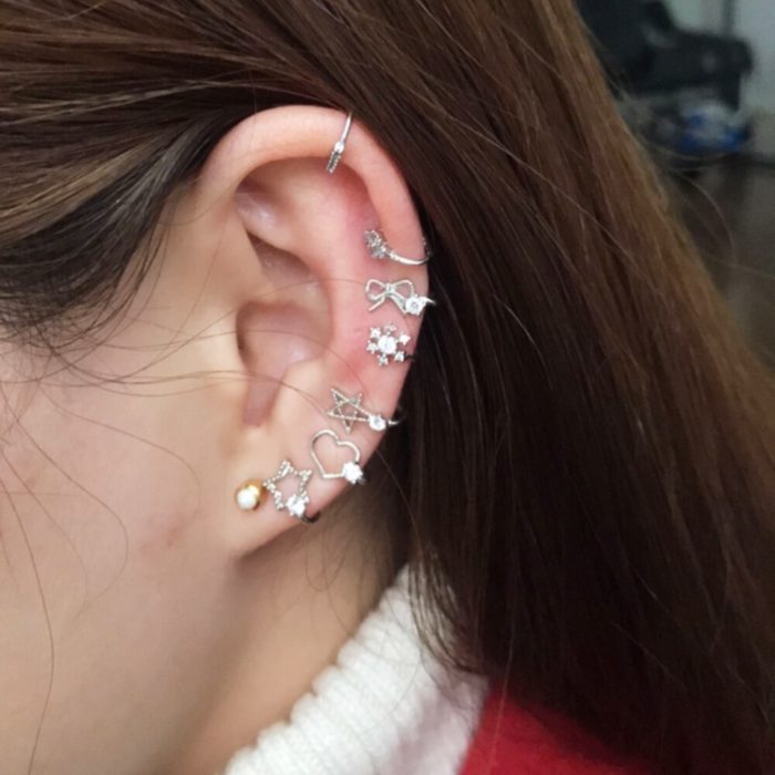 Juego de aretes que simulan perforaciones