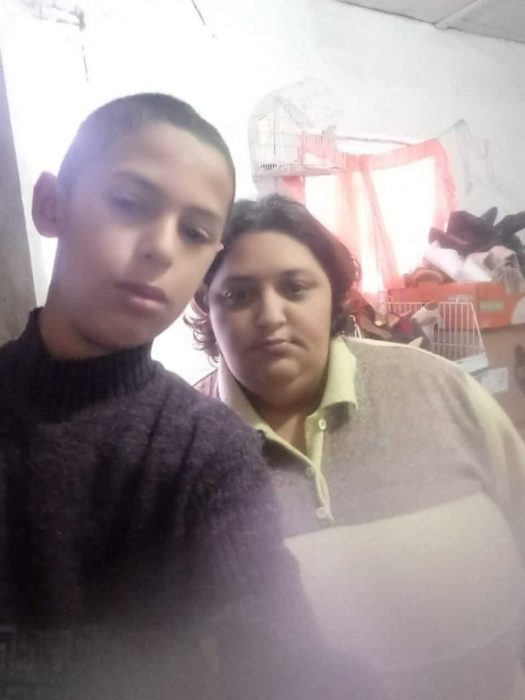 Lucas, niño que vende dulces en Brasil tomándose una selfie junto a su mamá 