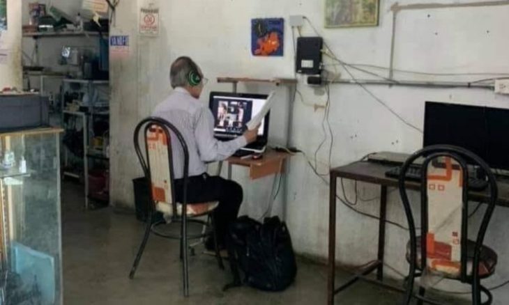 Maestro captado impartiendo clases desde cibercafé