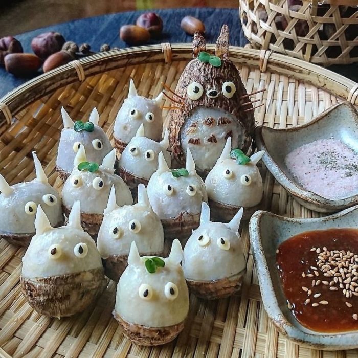 Platillo creador por la usuaria en Instagram Etoni Mama, bolas de arroz en forma de Totoro