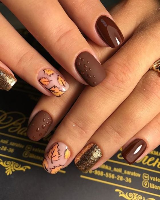 Manicura café con efecto mate