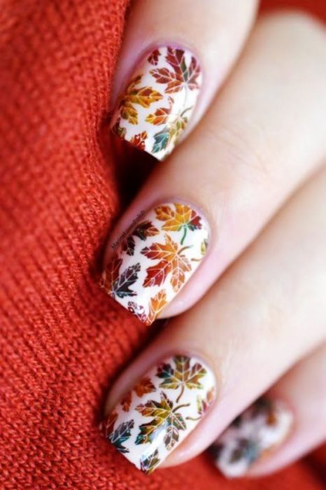 Manicura blanca con stickers de hoja de maple