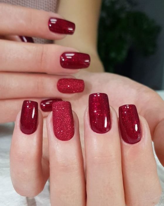 Manicura en color rojo con glitter