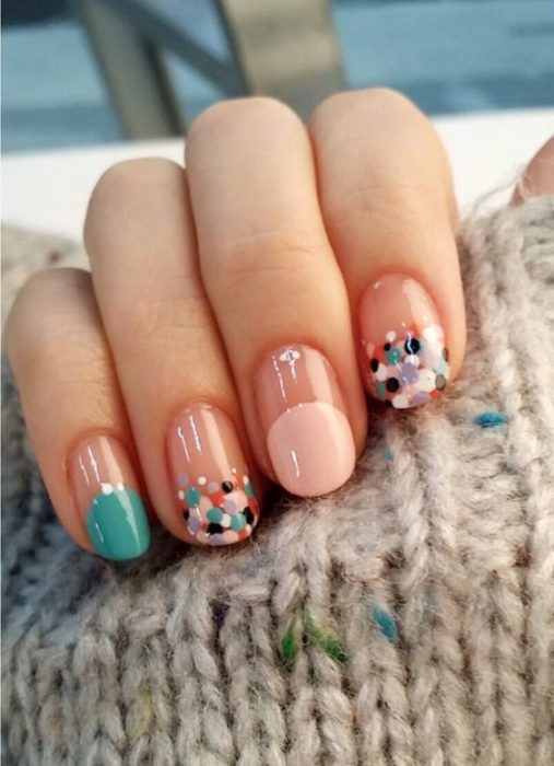 Manicura con puntas en colores verdes y camel