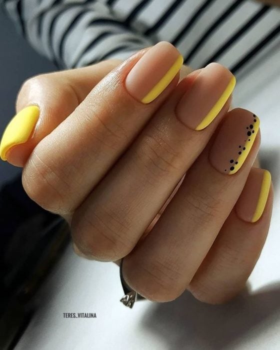 Manicura con franjas amarillas y puntos negros