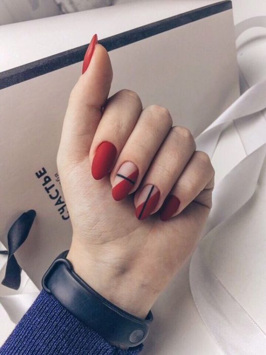 Manicura asimétrica en tonos rojos