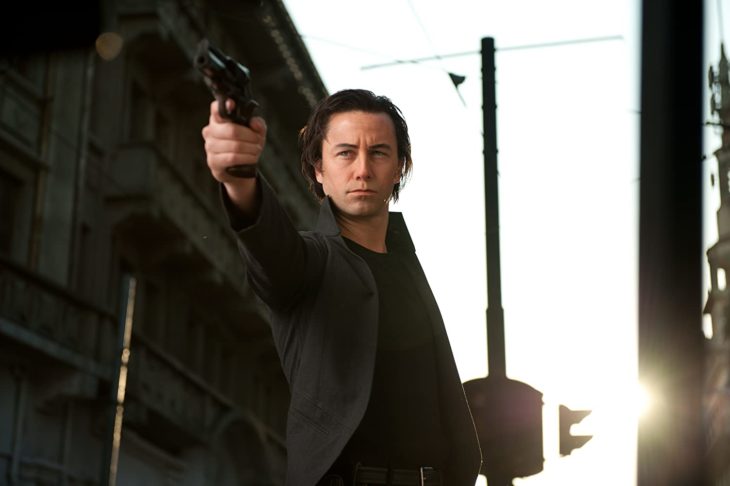 Joseph Gordon-Levitt interpretando a una versión más joven de Bruce Willis en la película Asesinos del futuro 