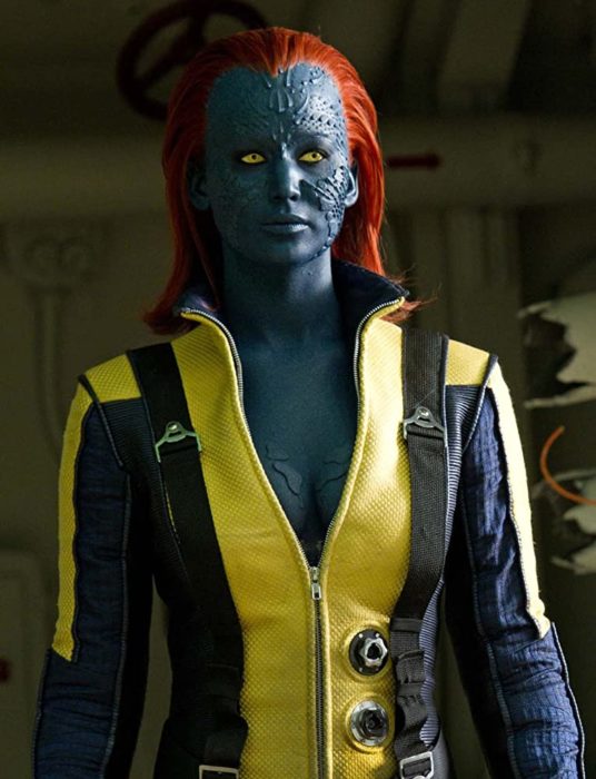 Jennifer Lawrence con el maquillaje azul y una peluca de color rojo en la película X-Men