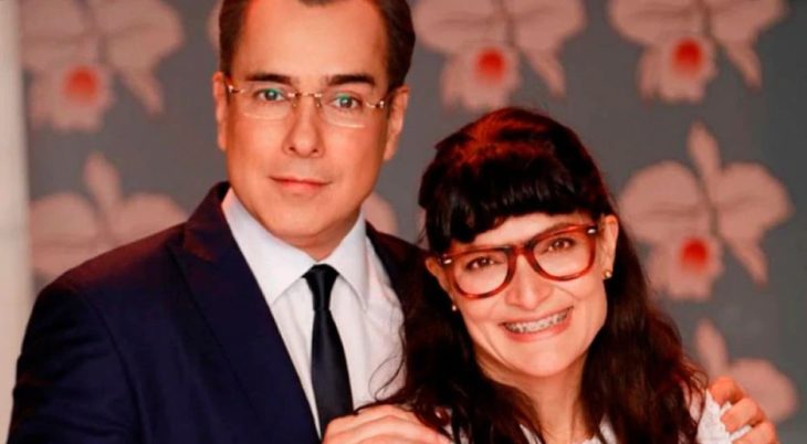 Escena de la serie Yo soy Betty la Fea. Protagonistas abrazados sonriendo para una fotografía 