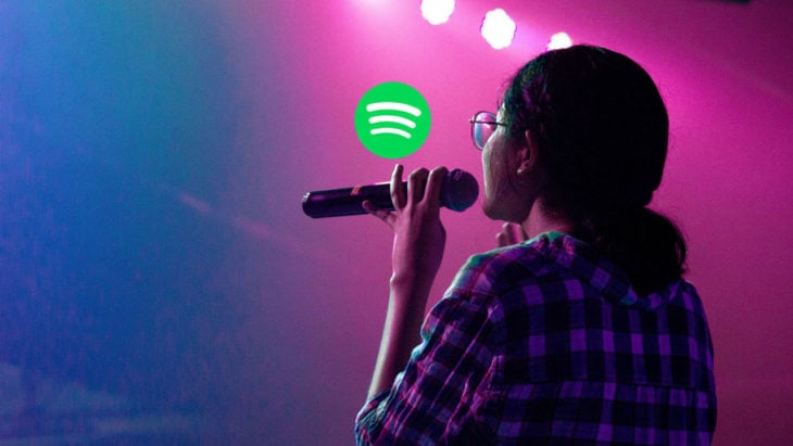Chica cantando y el logo de Spotify