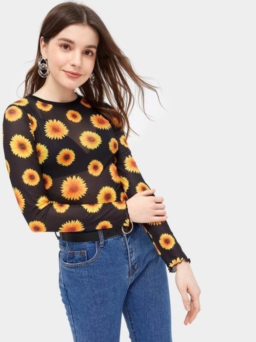 Chica llevando blusa transparente con estampado de girasoles