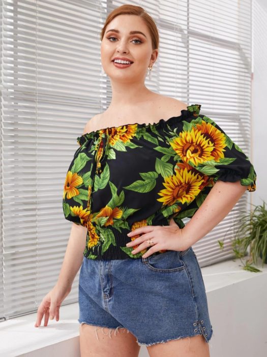 Chica llevando una blusa campesina con estampado de girasoles