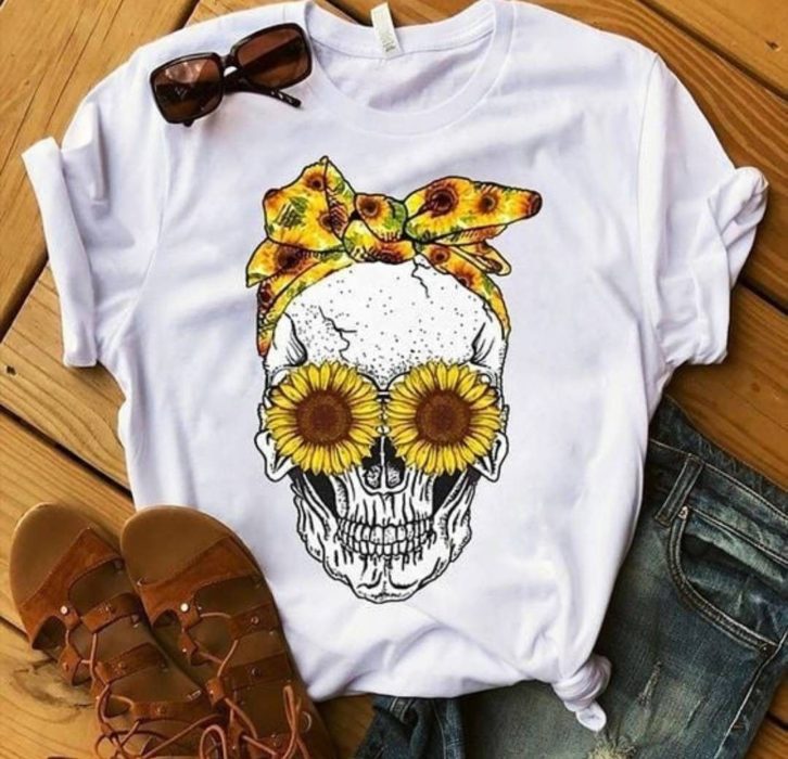 Camisa blanca cono estampado de calavera y girasoles