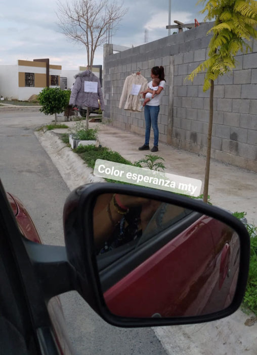 Chica en la calle intercambiando ropa por artículos para bebé