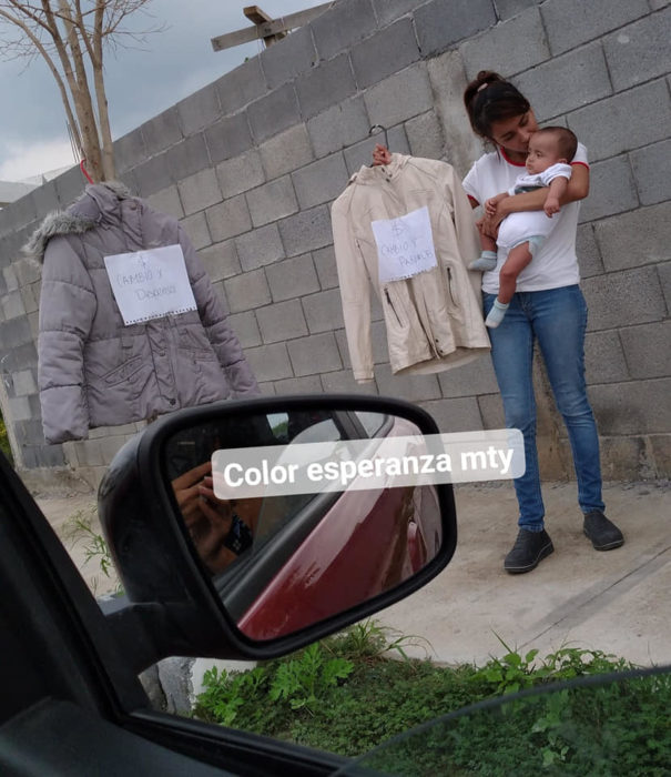 Chica en la calle intercambiando ropa por artículos para bebé