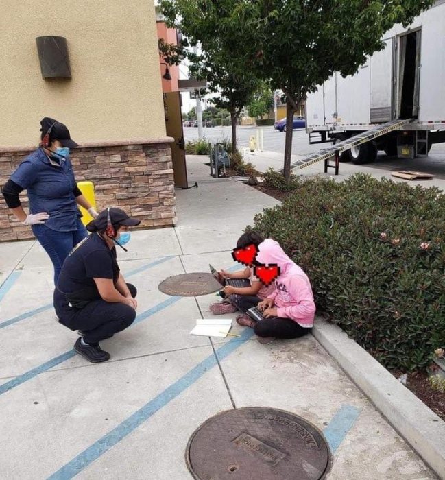 Niñas haciendo la tarea en la calle