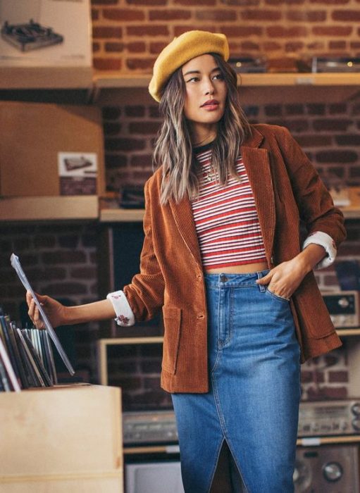 Outfit de pana en blazer color camel, blusa rosa de rayas y falda midi tipo denim