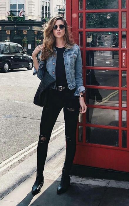 Chica usando blusa, jeans y botines negros y una chaqueta denim