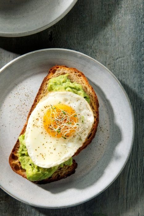 Pan con aguacate y huevo