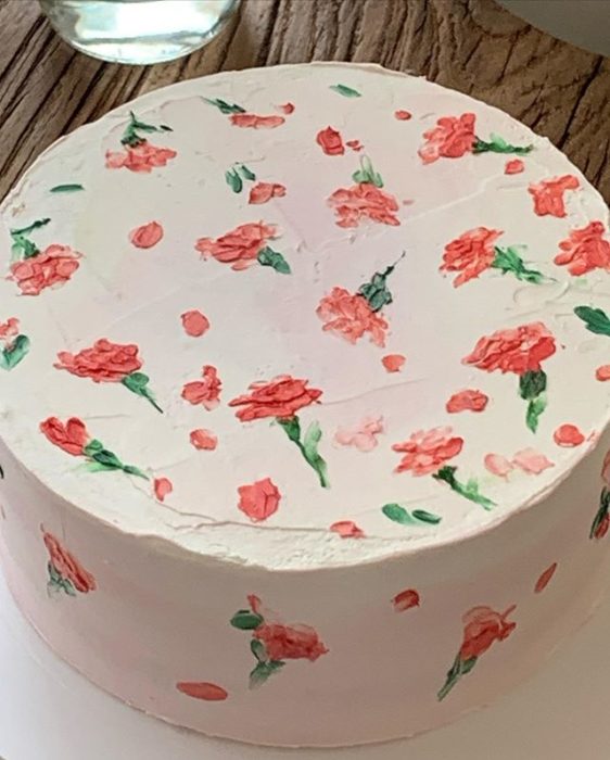 Pastel de la repostera Koike, en fondo blanco y rosas por todos lados