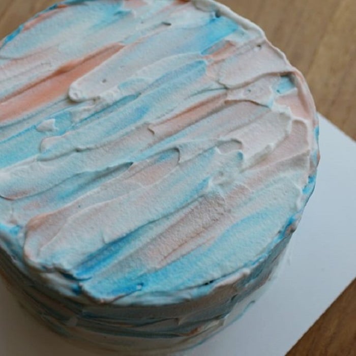 Pastel de la repostera Koike, en degradado de color blanco, azul y coral