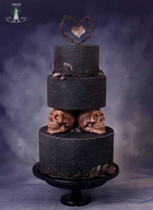 Pasteles de boda creativos y bonitos; negro con cráneos dorados de Halloween