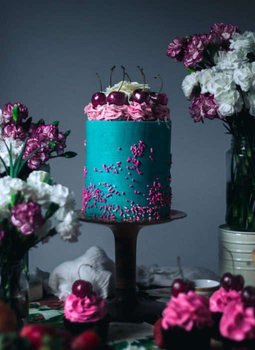 Pasteles de boda creativos y bonitos; azul con rosa y cerezas