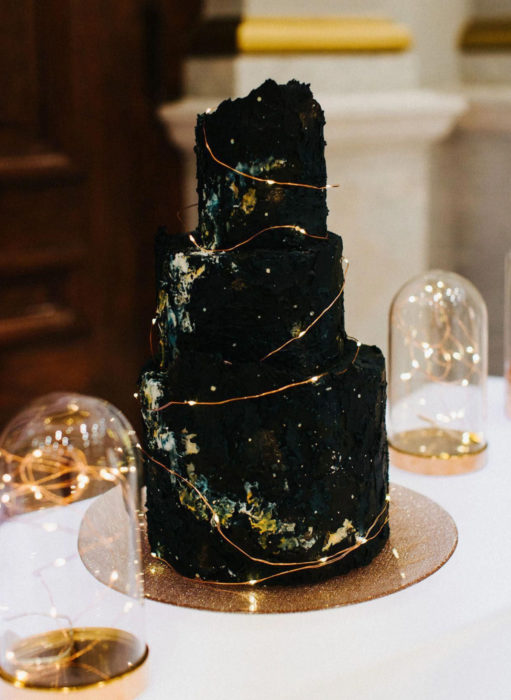 Pasteles de boda creativos y bonitos; cielo oscuro y estrellas, universo