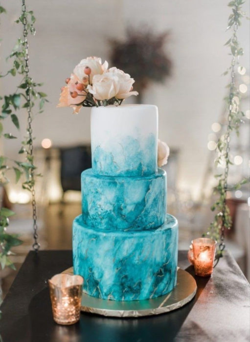 Pasteles de boda creativos y bonitos; mosaico azul y blanco