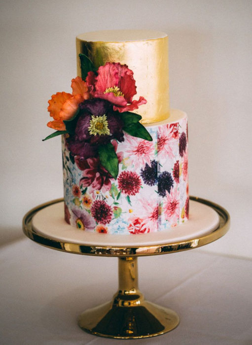 Pasteles de boda creativos y bonitos; con flores reales