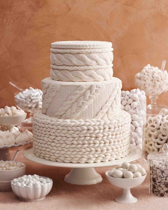 Pastel de bodas con diseño tejido 