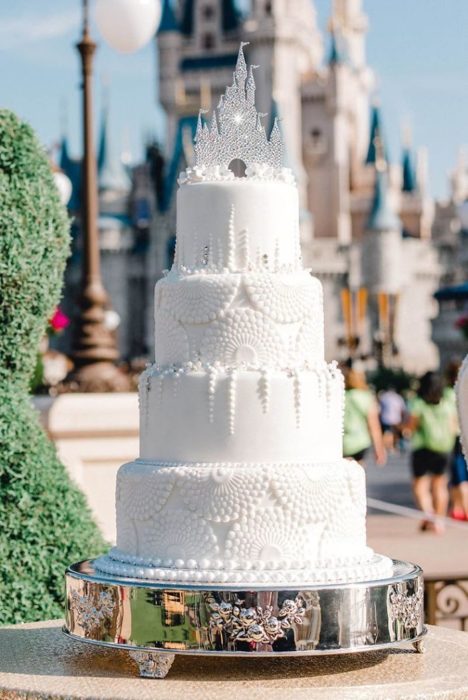 Pastel de boda de cuatro pisos 