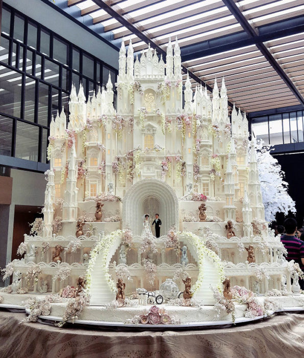 Pastel de boda en forma de castillo