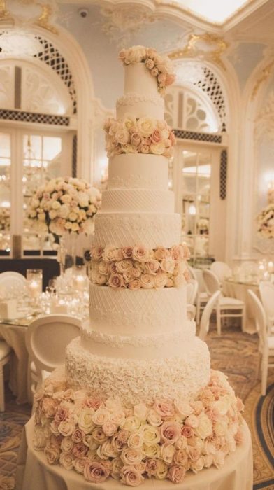 Pastel de bodas de seis pisos con decorado de rosas