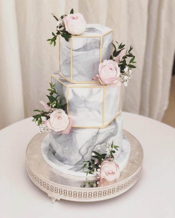 Pastel de bodas en forma de hexágonos con efecto marmol 