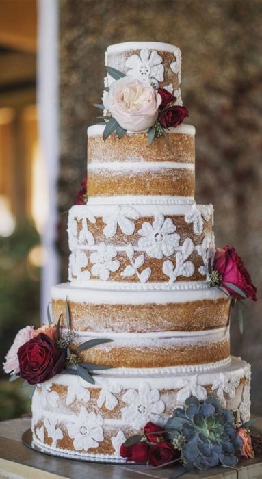 Pastel de bodas en efecto nude con encaje en betún