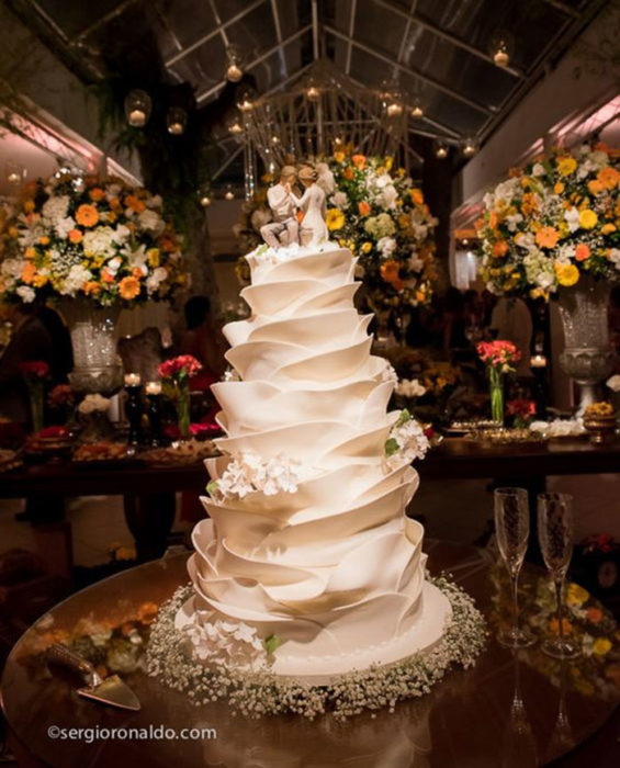 Pastel de bodas simulando pétalos de flores