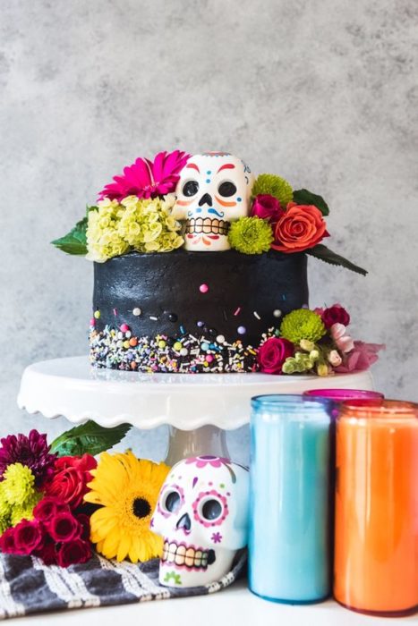 Pastel inspirado en el Día de muertos d eun piso en color negro con confitería 