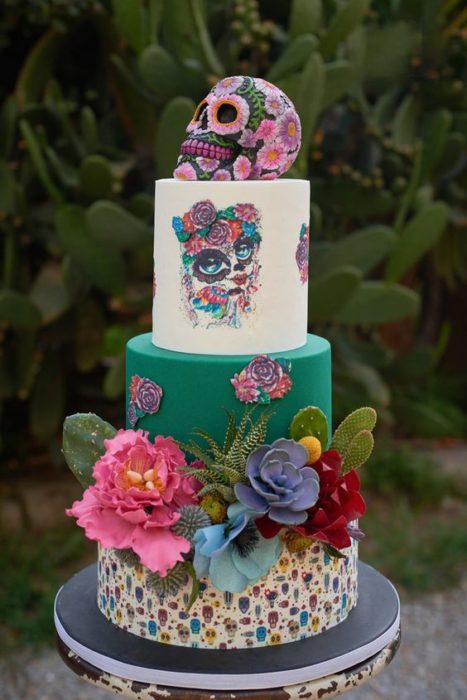 Pastel inspirado en el Día de muertos decorado en colores verde y blanco