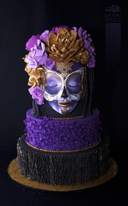 Pastel inspirado en el Día de muertos en colores morados 