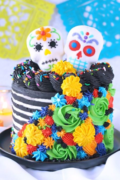 Pastel inspirado en el Día de muertos en color negro con líneas de betún blanco