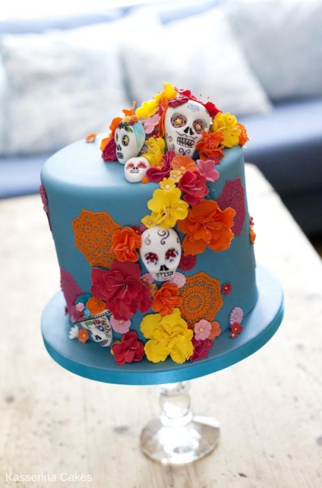 Pastel inspirado en el Día de muertos en color azul con calaveras de dulce miniatura 