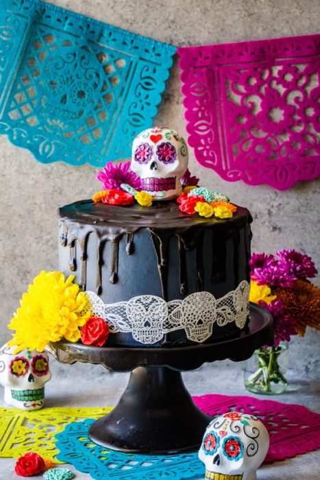 Pastel inspirado en el Día de muertos en color negro con betún de chocolate amargo