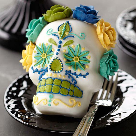 Pastel inspirado en el Día de muertos en forma de cráneo con betún de fondat 