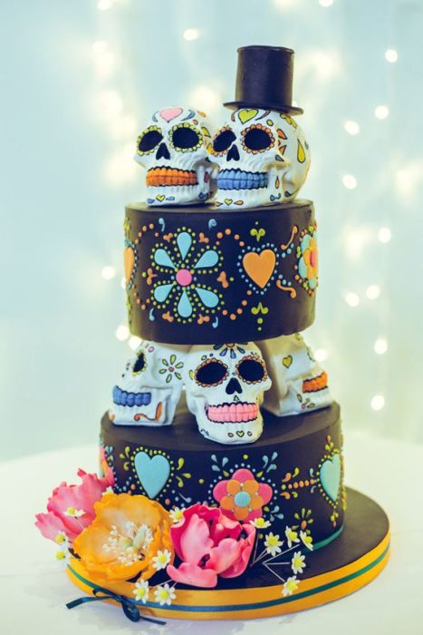 Pastel inspirado en el Día de muertos de dos pisos con calaveras de dulce