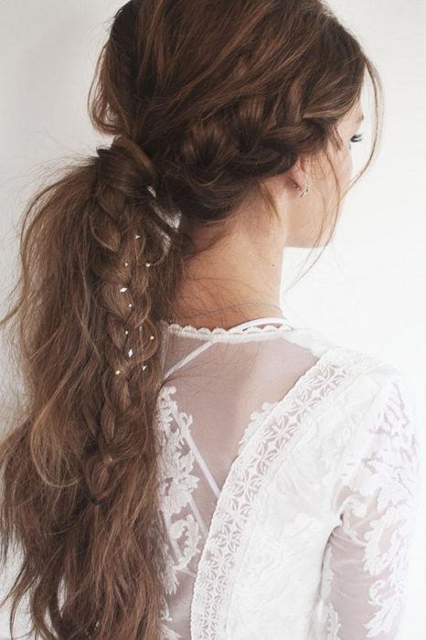 Chica con trenza de lado, recogida en una coleta baja 