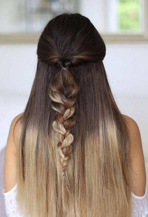 Chica con un twist y trenza en el cabello y el resto suelto