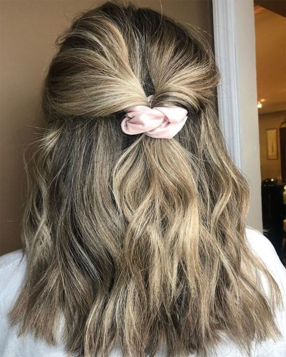 Chica peinada con twist simple decorado con scrunchie color rosa bebé